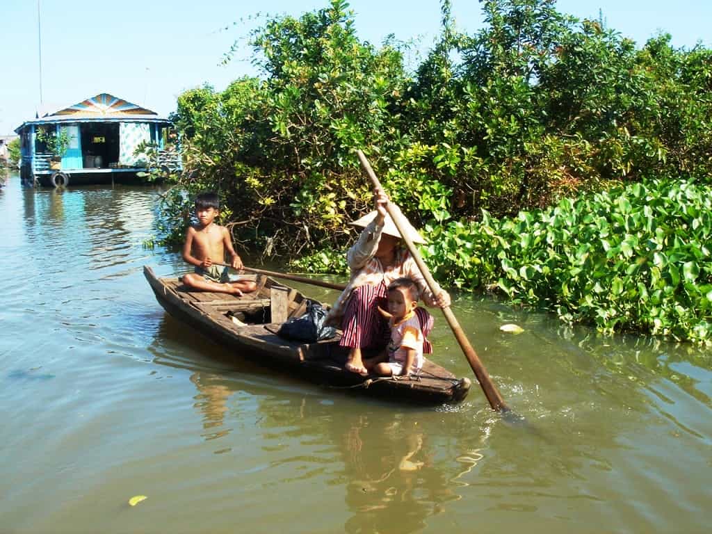 le lac Tonlé sap et continuez par la rivière Sangker